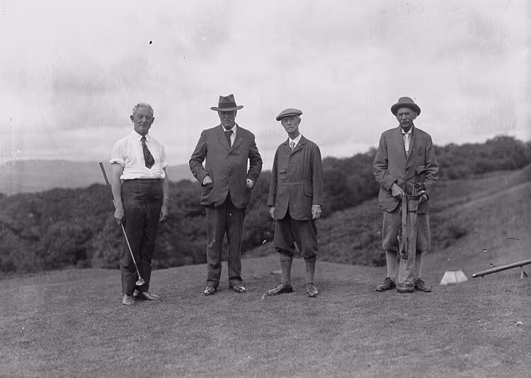 Vào thế kỷ 17, golf trở thành môn thể thao tiêu khiển ở Vương quốc Anh. Năm 1860, giải Anh mở rộng (British Open) đầu tiên được tổ chức và vẫn được duy trì đến bây giờ. Môn thể thao này bắt đầu lan rộng trên toàn thế giới.