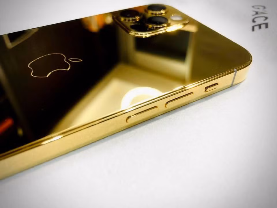 Sản phẩm được tung ra chỉ gần một tuần Apple mở bán iPhone 12 Pro.