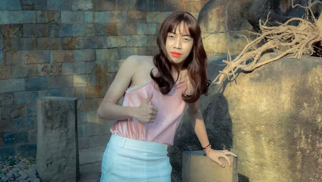 Thực hiện phim ngắn mang tên Trận chiến thả thính nhằm quảng bá cho nhãn hàng vào tháng 4/2019, Cris Devil Gamer đã thể hiện sự lầy lội hết cỡ của mình với màn hóa thân thành một cô gái