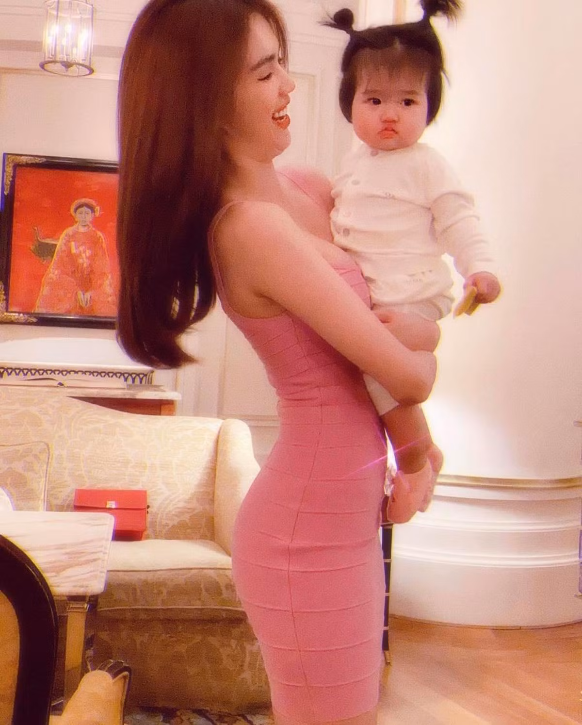 Nhan sắc ngọt ngào cùng thân hình gợi cảm, Ngọc Trinh cực yêu thích những chiếc váy tông hồng nữ tính ôm sát cơ thể.