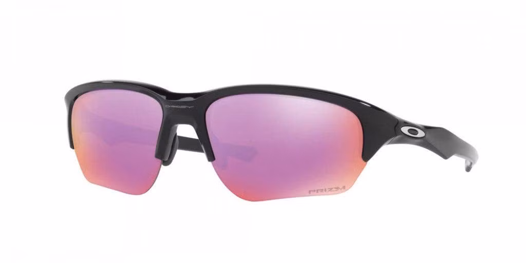 6. OAKLEY FLAK BETA: Đây là kính mát golf tốt nhất Oakley Flak Beta màu đen với ống kính golf PRIZM. Nó có ống kính nửa vành sẽ cho phép bạn nhìn xuống quả bóng với độ rõ nét hoàn toàn. Hơn nữa, nó được thiết kế phân bổ đều trọng lượng đều trên sống mũi và sau tai của bạn để khi đeo có được sự thoải mái tối đa. Miếng đệm mũi có đệm nhỏ thấm hút được mồ hôi nên không lo sợ những ngày nắng nóng trên sân golf.