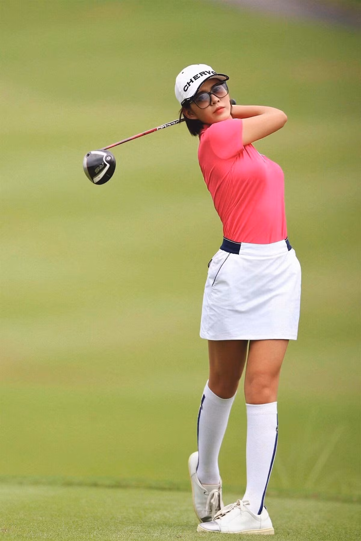 Người đẹp đến từ Tuyên Quang thường xuyên chia sẻ hình ảnh trên sân golf của mình cực xinh đẹp.
