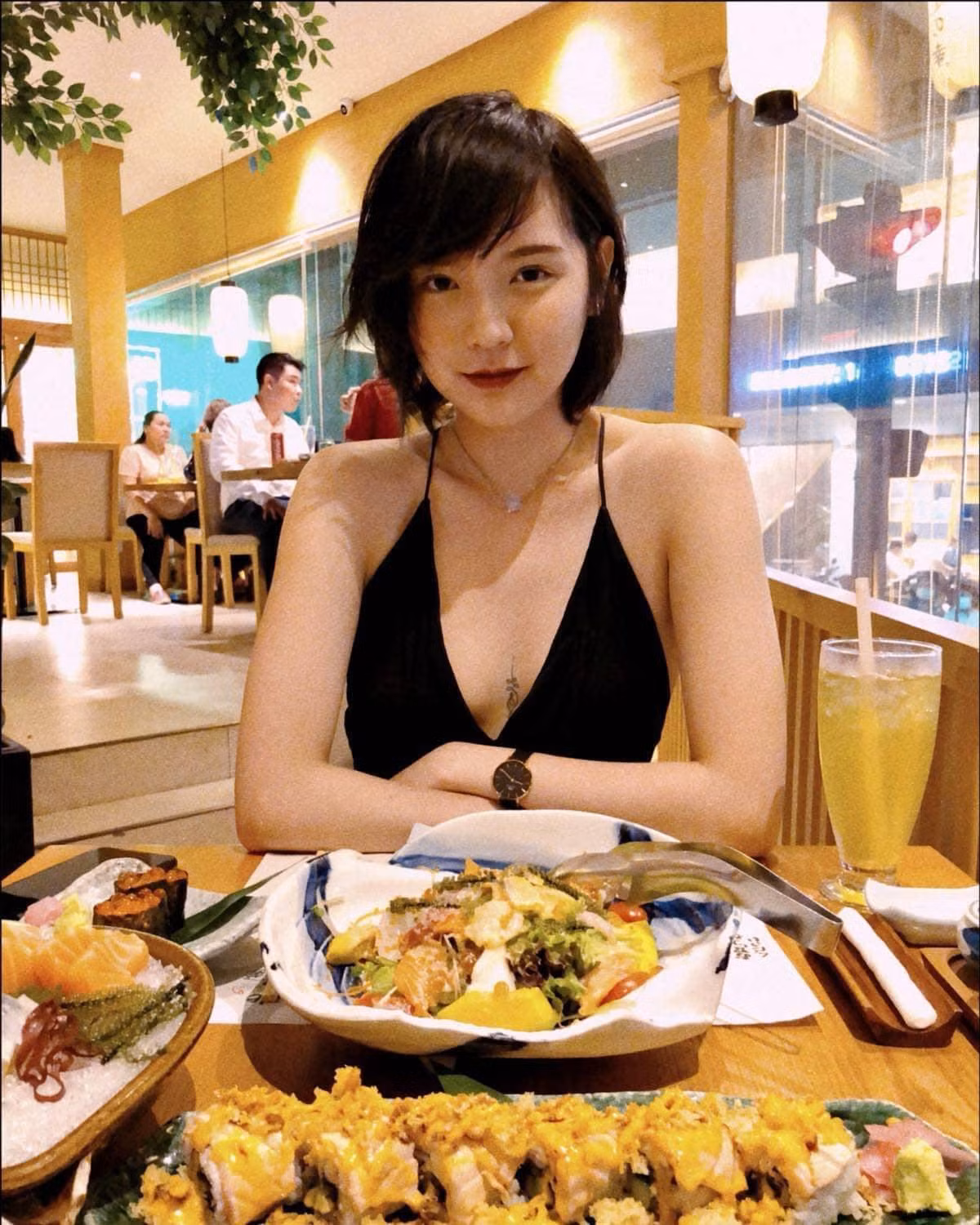 Gu thời trang đơn giản, tinh tế làm nổi bật lên vẻ đẹp độc lạ của Hải Tú.