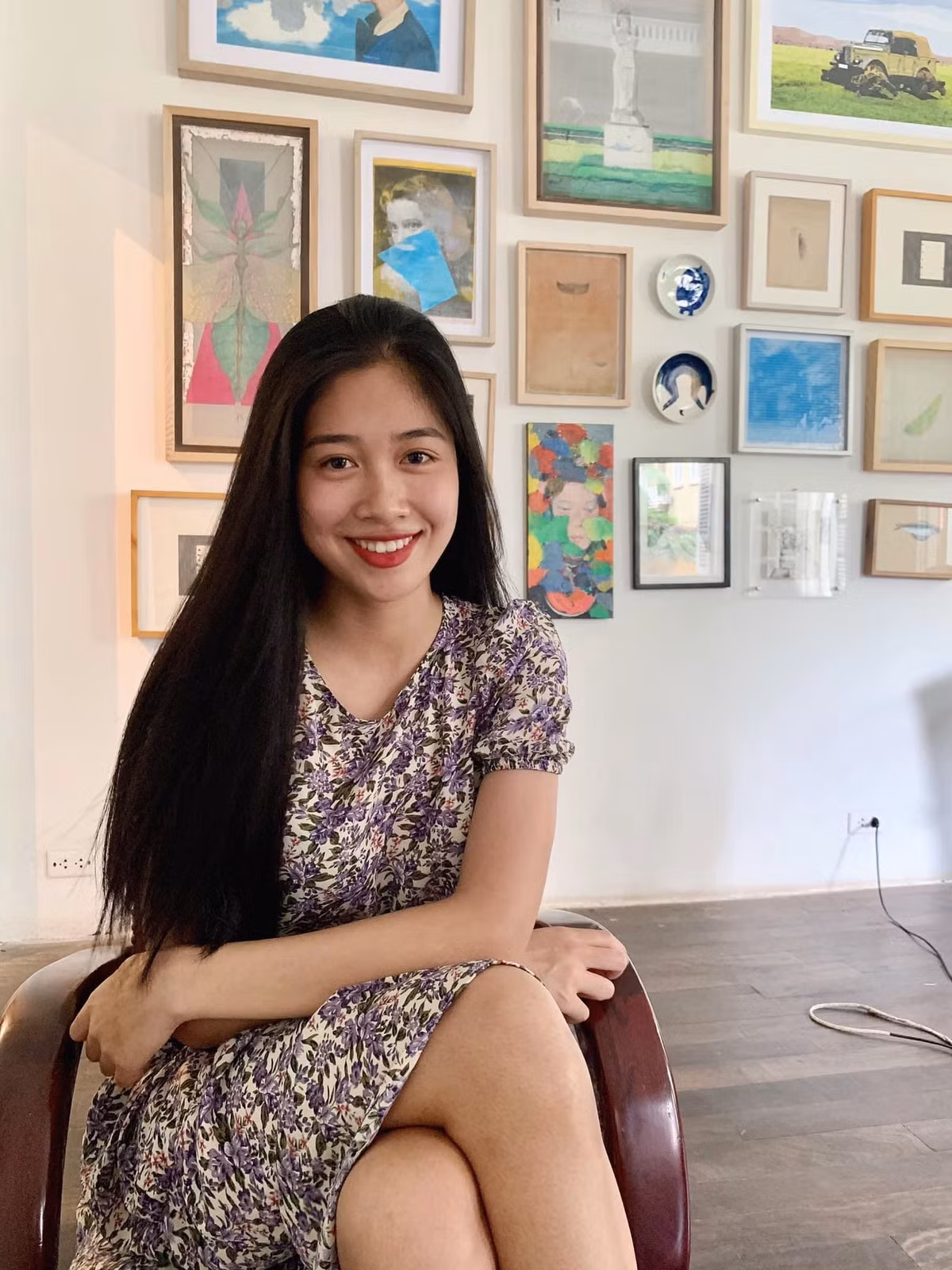Nét đẹp đậm chất Á Đông, chiếc váy hoa làm tôn lên vẻ dịu dàng đằm thắm.