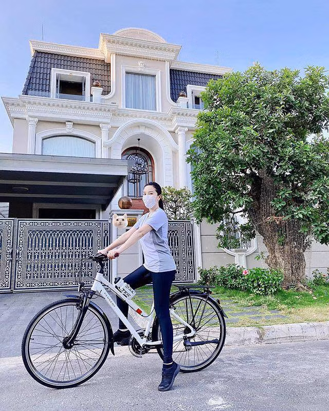 Dù đã lấy chồng đại gia, sống trong căn biệt thự lộng lẫy nhưng ca sĩ Bảo Thy vẫn giữ cho mình thói quen đạp xe để bảo vệ sức khỏe.