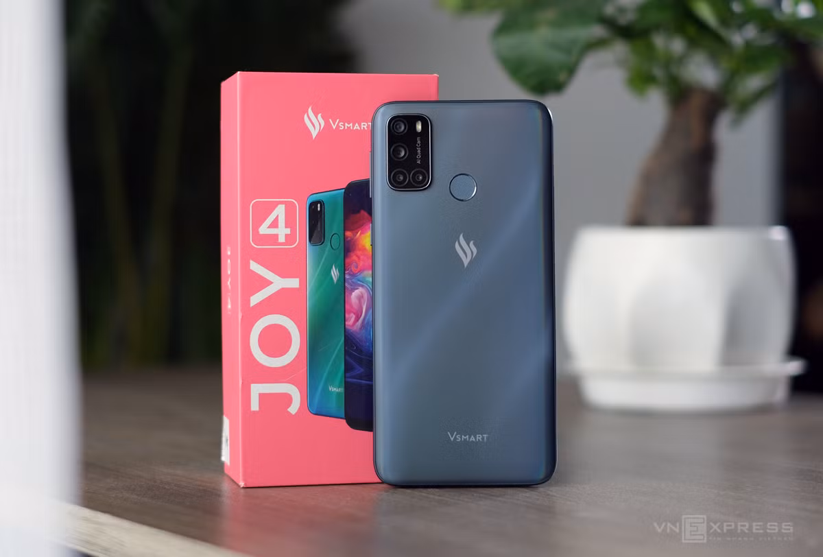 Thiết kế mềm mại, đẹp mắt, tích hợp nhiều camera nhất so với các máy cùng phân khúc thích hợp cho chị em sống ảo. Giá cả lại vô cùng hợp lí chỉ 3 triệu đồng, thích hợp làm quà 20/10 với những người thu nhập trung bình.