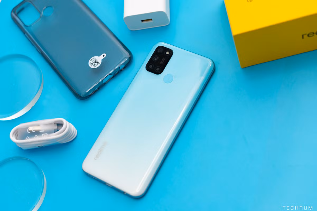2. Điện thoại Realme 7i: Bộ 4 camera 64MP AI của Realme 7i sẽ khiến chị em mê sống ảo thích thú, bên cạnh đó là thiết kế vân sáng phản chiếu với 2 màu cực thời thượng và điệu đà.