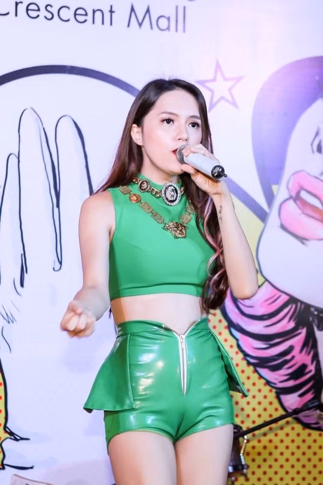 Chất liệu da bóng quá ngắn cùng với màu sắc khó mặc khiến set đồ của Hương Giang trở nên phản cảm.