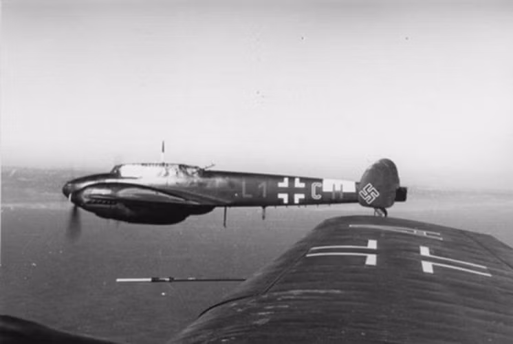 Khi hầu hết châu Âu đã bị chiếm, Hitler muốn tiêu diệt Không quân Hoàng gia Anh để xâm chiếm Anh. Hàng trăm máy bay ném bom Đức bắt đầu tấn công các sân bay Anh ở phía tây nam nước này vào tháng 8/1940. Tuy nhiên vào ngày diễn ra trận đánh thời tiết khá xấu và những kẻ đánh bom được các máy bay Spitfire và Hurricanes nghênh tiếp. Mặc dù vậy Anh mất một nửa số máy bay và nhiều chiếc trong số đó bị diệt trên mặt đất và không thực sự tham chiến.