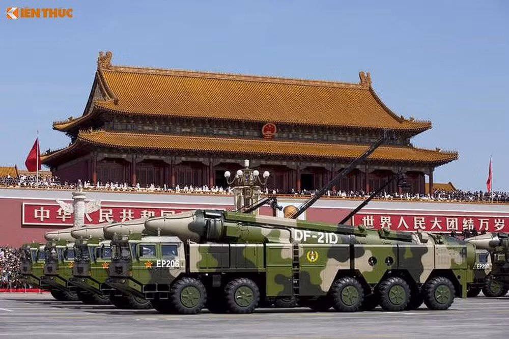 Chính vì vậy, sau khi tên lửa DF-21D được phóng đi, tàu sân bay đã không còn ở vị trí như lúc ban đầu nữa. Hơn nữa, DF-21D là loại tên lửa sử dụng phương thức phóng từ trên bờ, công tác chuẩn bị mất nhiều thời gian, đối phương có thể sử dụng các phương tiện trinh sát, phán đoán được là họ đang bị tấn công.