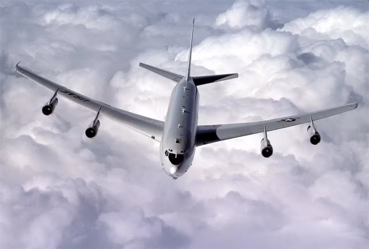 E-8C có tên đầy đủ là E-8C Joint STARS thuộc dòng máy bay giám sát tiến công mục tiêu liên quân đồng thời cũng là nền tảng chính của Không quân Mỹ trong kiểm soát chiến trường và theo dõi mục tiêu mặt đất.