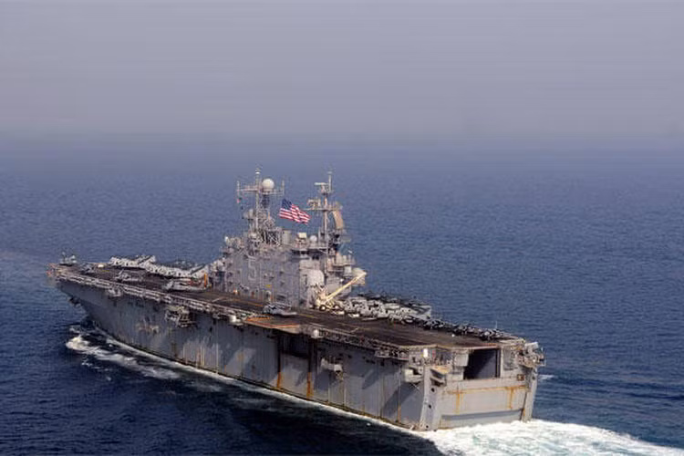 Tàu đổ bộ tấn công mang trực thăng LHA-5 (Landing Helicopter Assault) USS Peleliu thuộc lớp Tarawa, nó là bước phát triển kế tiếp của tàu đổ bộ tấn công lớp Iwo Jima của hải quân Mỹ.