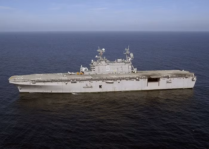 Chiếc USS Peleliu có lượng giãn nước đầy tải 44.056 tấn; chiều dài 254 m; chiều rộng 40,2 m; mớn nước 7,9 m - kích thước này gần như tương đương với thế hệ LHD lớp Wasp.