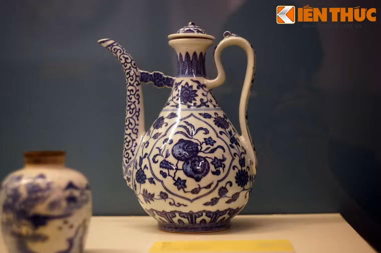 Ấm gốm men trắng hoa lam Trung Quốc, niên đại thế kỷ 17-18. Kỹ thuật chế tác đồ gốm sứ men trắng hoa lam Trung Quốc đã được du nhập tới Việt Nam, Nhật Bản, Triều Tiên, các nước Đông Nam Á và châu Âu, tiếp tục được phát triển thành kỹ thuật chế tác đồ thủ công mỹ nghệ đặc sắc của từng quốc gia.