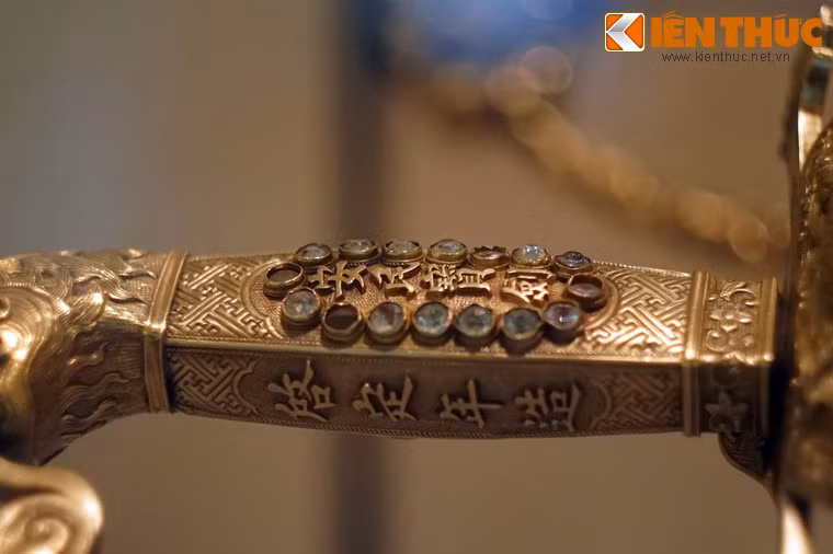 Các dòng chữ Nho trên chuôi kiếm.