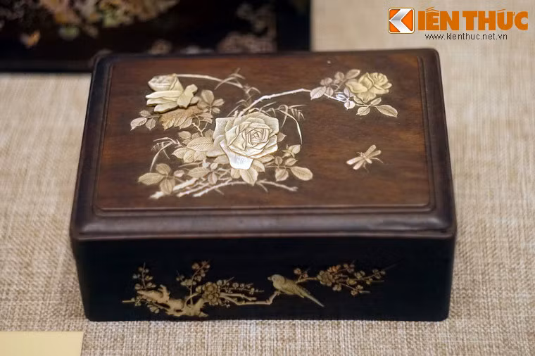 Hộp gỗ khảm xà cừ triều Nguyễn, cuối thế kỷ 19, đầu thế kỷ 20. Khảm xà cừ hay cẩn xà cừ là một nghề thủ công lâu đời của Việt Nam. Chất liệu khảm xà cừ thông thường được lấy từ trai, ốc nên khảm xà cừ còn được gọi là khảm trai hay khảm ốc.