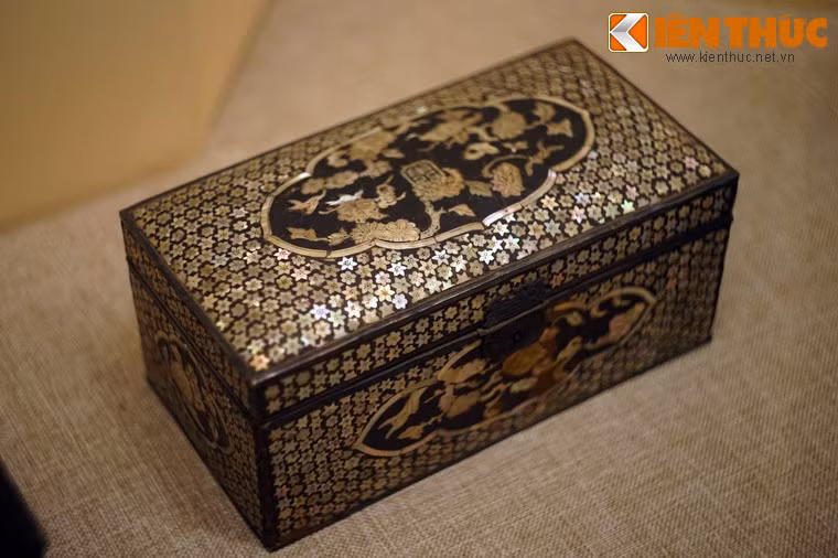 Tráp đựng trầu khảm xà cừ triều Nguyễn. Nền các bức khảm xà cừ thường có màu tối của lớp sơn đen, chứ không có thêm nhiều màu như các sản phẩm thủ công mỹ nghệ khác, vì bản thân chất liệu xà cừ đã tạo nên nhiều màu sắc óng ánh cho chi tiết trang trí.