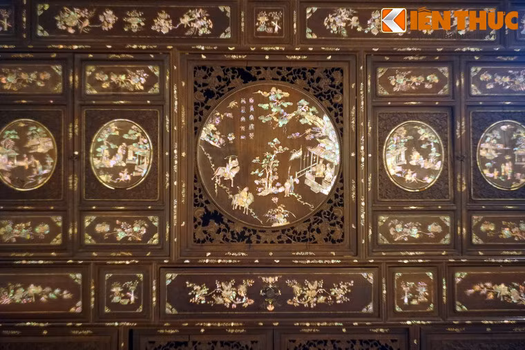 Bề mặt tủ gỗ khảm xà cừ triều Nguyễn.