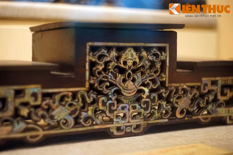 Kỷ thờ khảm xà cừ triều Nguyễn. Khảm xà cừ thường được dùng ở đồ trang sức, khuy áo, đũa, đồ gỗ như bàn, ghế, giường, sập, tủ, bình phong, tranh treo tường. Nó thường được kết hợp với đồ gỗ đánh bóng sơn mài mỹ nghệ.