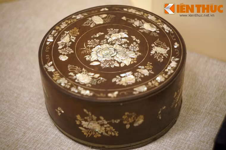 Hộp đựng thức ăn khảm xà cừ triều Nguyễn. Người thợ dùng sơn ta để gắn vỏ ốc vào gỗ. Gắn xong thì đem mài. Trước mài bằng giấy ráp cát to, tiếp theo là cát mịn rồi lại đánh bằng vôi bột. Bước cuối cùng là đánh bằng lá ngái rồi xoa bột gạo lên.