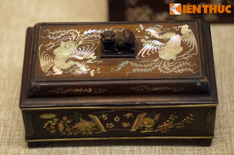 Hộp gỗ khảm xà cừ triều Nguyễn. Các công đoạn để tạo ra một sản phẩm hoàn chỉnh cần phải thực hiện khá tỉ mỉ: vẽ mẫu tranh, mài, cưa, đục mảnh, khảm lên tranh rồi lại mài nhẵn và đánh bóng. Ở bước khảm thì người nghệ nhân dùng những mảnh vỏ để khảm (gắn) lên các đồ vật.