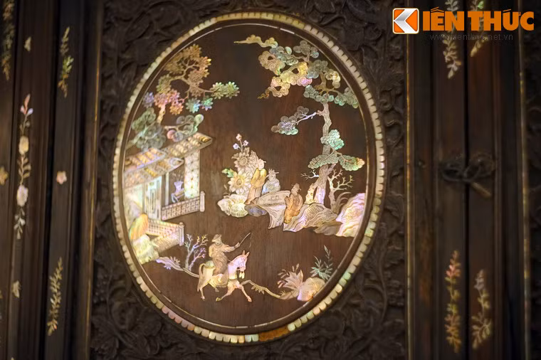Cận cảnh một cánh cửa tủ gỗ khảm xà cừ.