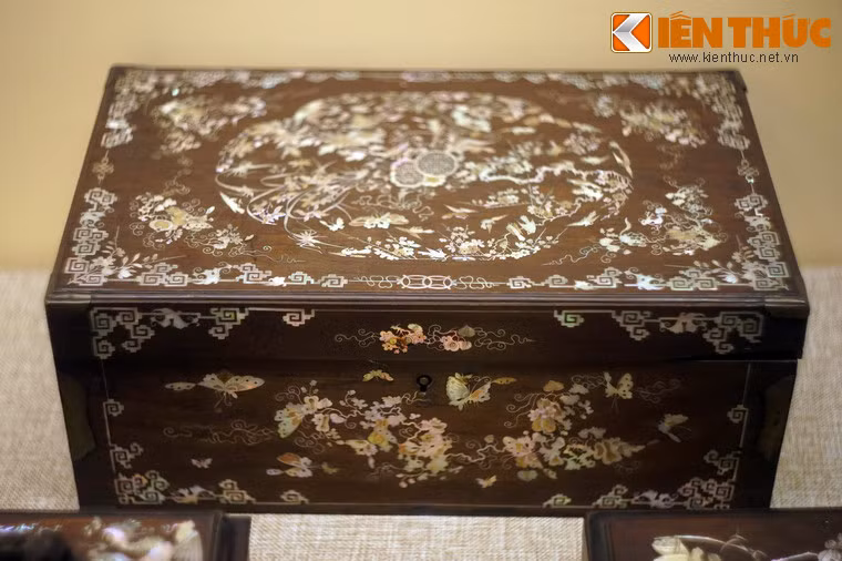 Hộp gỗ khảm xà cừ triều Nguyễn. Nghề khảm xà cừ ở Việt Nam đã được nhắc tới trong sách sử từ thế kỷ thứ 3-5, vào thời kỳ Bắc thuộc. Chất liệu khảm xà cừ thông thường được lấy từ trai, ốc.