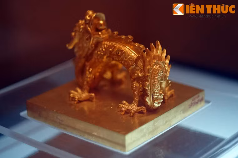 Bên cạnh đó, chiếc ấn này còn mang nhiều giá trị tiêu biểu về mỹ thuật, kỹ thuật chế tác kim hoàn của nghệ nhân Việt xưa.