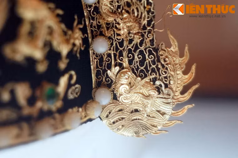 Ngoài rồng, còn có các chi tiếc khác như mặt trời, mây, sóng nước...