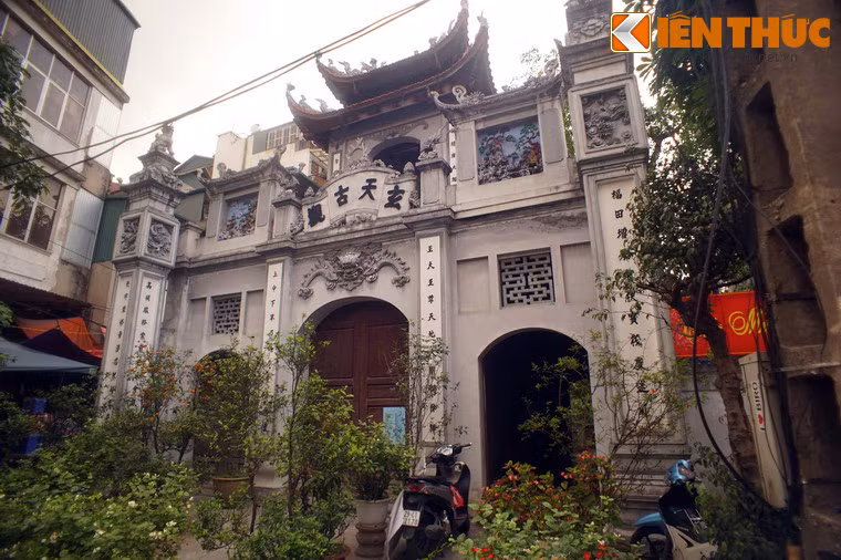 2. Toạ lạc ở số 54, phố Hàng Khoai, ngay cạnh chợ Đồng Xuân, chùa Huyền Thiên là một ngôi chùa có lịch sử rất đặc biệt của thủ đô Hà Nội. Theo sử sách, chùa được khởi dựng vào thời Lý, là một trong tứ quán của kinh thành Thăng Long.