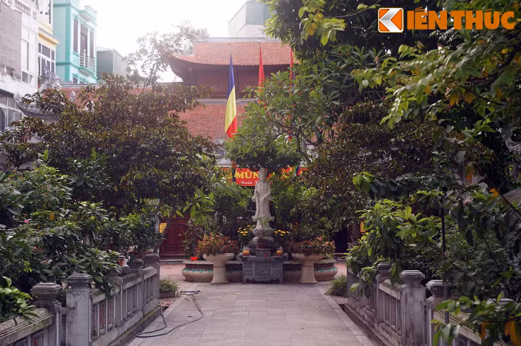Đất chùa trước đây nằm trên một bán đảo có hình vành khuyên, được bao quanh bởi hồ Tay Ngai, có thế quy xà hội tụ. Trên bán đảo có hai giếng Tiên rất đẹp. Tục truyền có lần Huyền Thiên Trấn Vũ qua đây, thấy cảnh đẹp nên đã dừng lại tắm ở giếng này và phù trợ cho dân trong vùng. Sau đấy, dân lập quán thờ ngài.