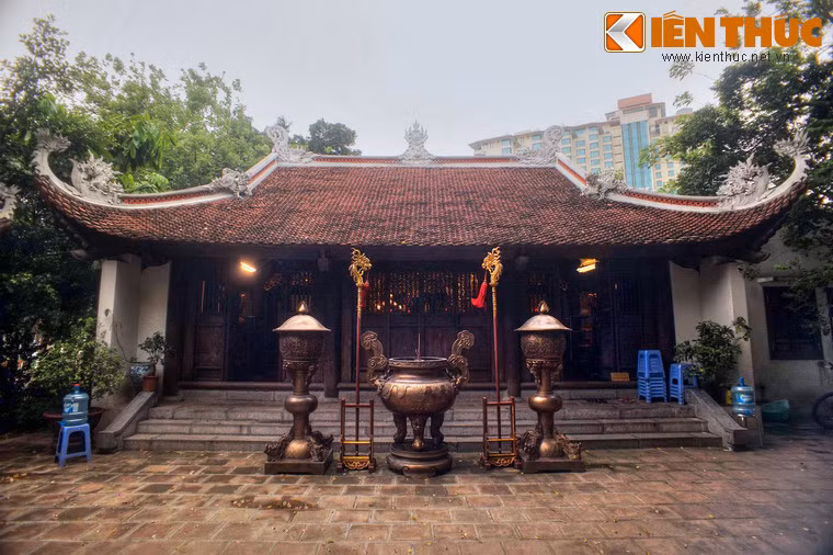 Tài liệu thần tích trong Ngọc phả cổ lục cũng chép về sự xuất hiện của tục thờ Thần Cẩu khi cho rằng, bà mẹ vua Lý Công Uẩn tên Phạm Thị Trinh, khi đến làm việc ở chùa Tiêu Sơn, đêm nằm mơ thấy Thần Chó Đá rồi có mang mà sinh ra Lý Công Uẩn. Khi vua Lý Công Uẩn xuất hiện, con chó bằng đồng đã sủa inh ỏi...