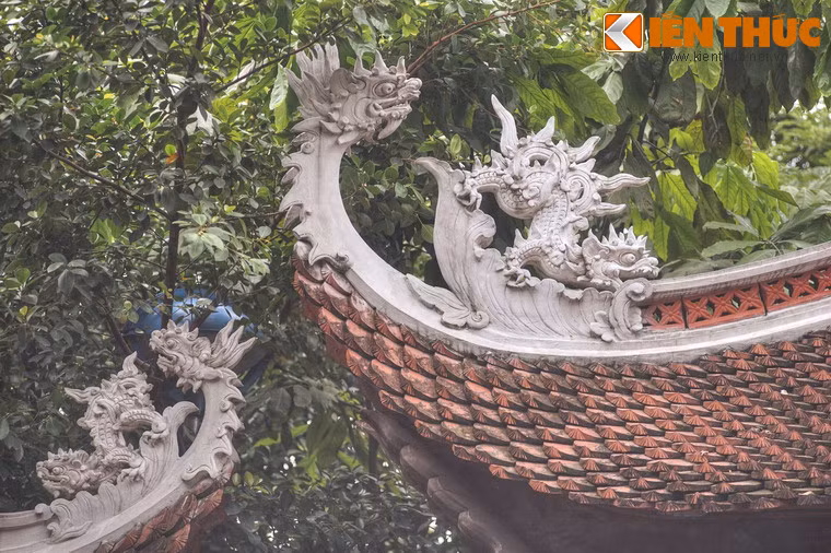 Ngôi đền mới mang tên chính thức là đền Thủy Trung Tiên. Trong lời giới thiệu về ngôi đền khắc trên bia đá, không có một chữ nào nhắc đến cái tên “Cẩu Nhi” hoặc câu chuyện về Thần Cẩu. Dù vậy, cái tên Cẩu Nhi vẫn sẽ mãi mãi được lưu truyền trong tâm thức của dân gian.