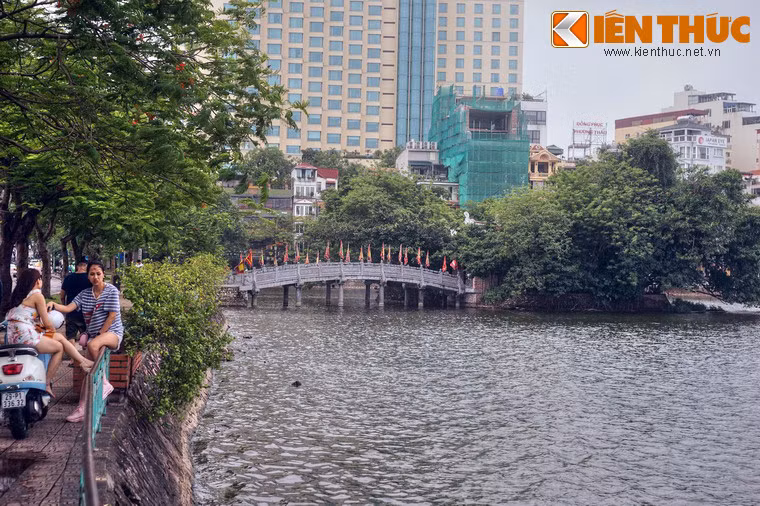 4. Nằm trên một hòn đảo nhỏ ở hồ Trúc Bạch, cách phố Trúc Bạch khoảng 50 mét, đền Thủy Trung Tiên là ngôi đền cổ được phục dựng năm 2017. Ngôi đền này còn được dân gian gọi là đền Cẩu Nhi, gắn với một giai thoại về Thần Cẩu và sự kiện vua Lý Thái Tổ dời đô về thành Thăng Long.