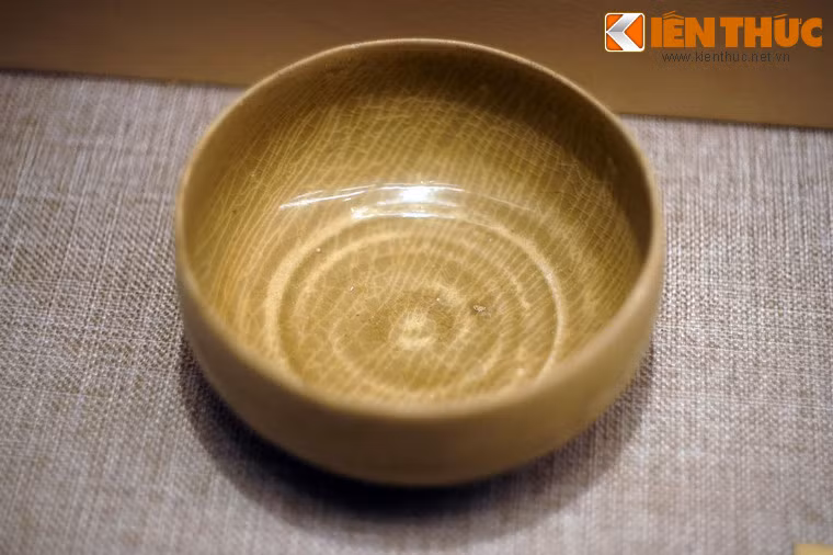 Bát gốm men ngọc. Kiểu dáng và trang trí các loại hình đồ gốm men ngọc cũng thường thấy kết hợp trang trí loại hoa văn khắc chìm hoặc in chìm với chạm đắp nổi, khiến cho men đọng giọt đậm nhạt không đều nhau, tạo nên hiệu quả thẩm mỹ rất đặc biệt.