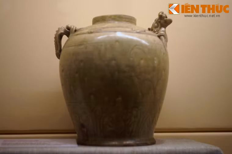 Vòi ấm có thể là đầu rồng, quai là hình chim vẹt hay một hình chim nhỏ. Vai ấm có khi là băng cánh sen nổi, cánh to xen nhỏ, cũng có khi là văn mây hình khánh. Trên thân ấm khắc chìm băng dây lá hoặc cánh sen… (Bài có sử dụng tư liệu của Bảo tàng Lịch sử Quốc gia Việt Nam).