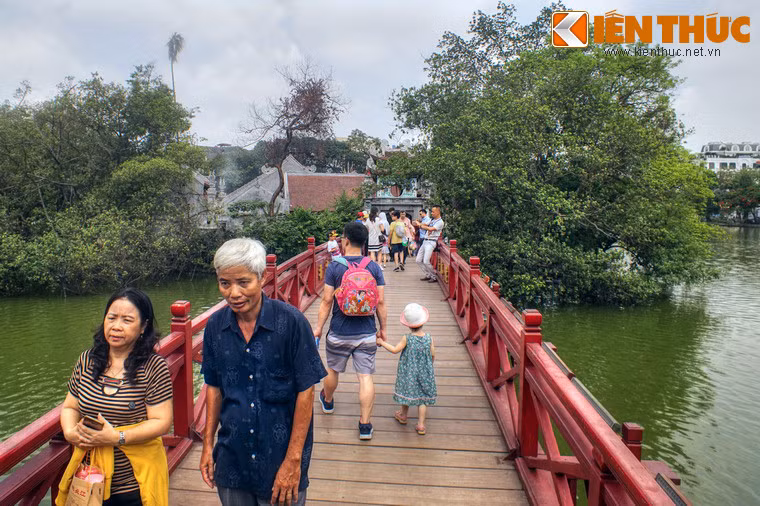 Cây cầu mới này đã tồn tại thêm 55 năm nữa, trước khi xảy ra một sự cố nghiêm trọng. Đó là vào đêm Giao thừa năm 1952, do khách đi lễ đền Ngọc Sơn quá đông, cầu đã bị quá tải và gãy một nhịp.