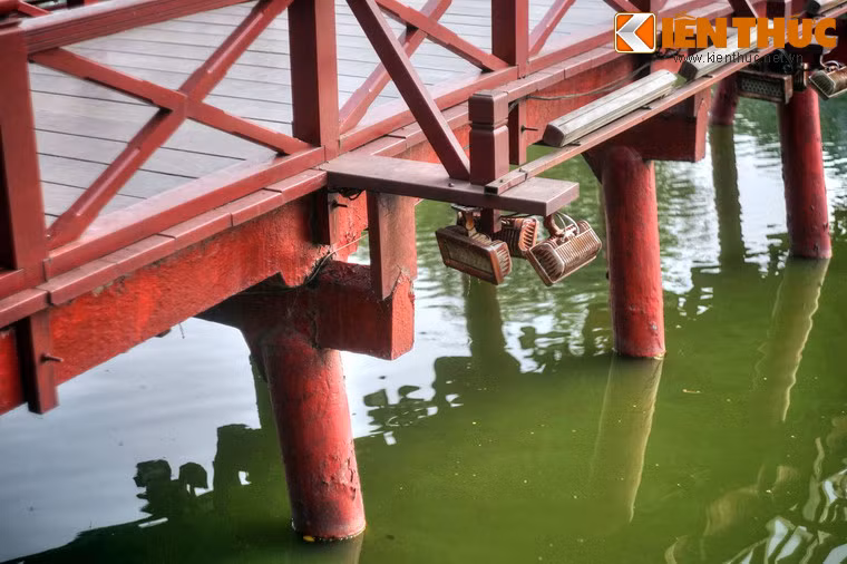 Kể từ đó đến nay, cầu Thê Húc không phải chịu thêm sự thay đổi lớn nào nữa. Từ những năm 1990, một hệ thống đèn chiếu đã được lắp dọc theo thành cầu giúp cây cầu lung linh hơn vào buổi tối.