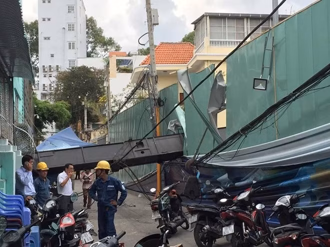 7. Cần cẩu chục tấn bất ngờ đổ sập xuống trường mầm non Vào khoảng 9h30 ngày 12/5, chiếc xe cẩu hàng chục tấn tại công trình dự án Toplife Tower trên đường Điện Biên Phủ, quận 10 (TP HCM) bất ngờ đổ sập, vắt ngang hẻm 378, đè xuống trường mầm non phường 11. Mái hiên trường sụp, chiếc cần cẩu khổng lồ chỉ cách phòng các bé chừng 20 cm, dây cáp viễn thông đứt hàng loạt. Nghe tiếng động lớn làm rung chuyển cả phòng học, hàng chục bé khóc thét. Các cô giáo hoảng loạn dẫn học trò bỏ chạy ngược vào trong, may mắn không ai bị thương.
