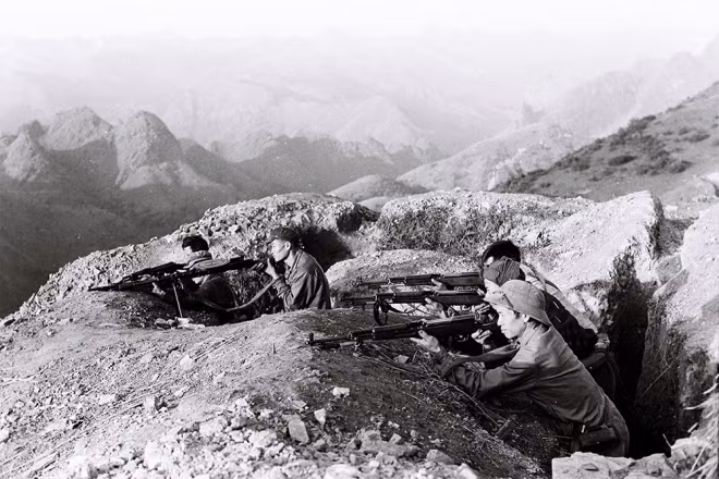 Lệnh tổng động viên toàn quốc được ban bố sáng 5/3/1979 thì chiều cùng ngày Trung Quốc tuyên bố rút quân và rêu rao cái gọi là "dạy cho Việt Nam một bài học". Về phía ta, thể hiện thiện chí hòa bình, Việt Nam tuyên bố cho Trung Quốc rút quân. Tuy nhiên, quân Trung Quốc thể hiện thái độ đối nghịch, tàn phá nhiều làng mạc, bệnh viện, trường học trước khi rút toàn bộ quân vào ngày 18/3. Nguồn ảnh: TSVN.