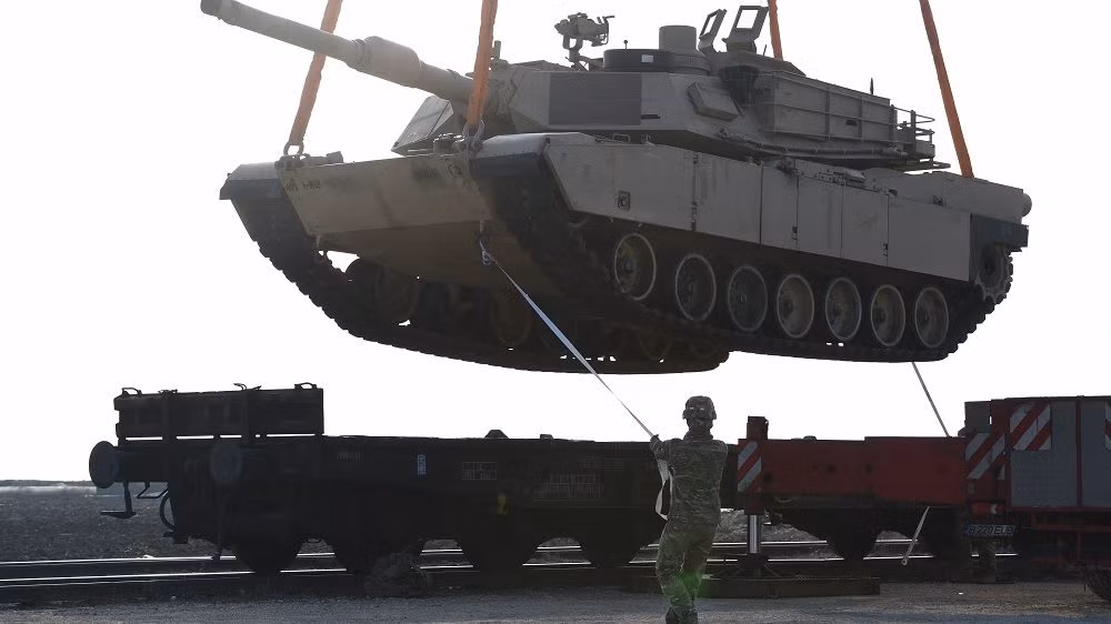 Thêm vào đó là kế hoạch đổi màu quân phục và đổi màu ngụy trang của các phương tiện cơ giới từ màu xám sa mạc sang màu xanh rừng rậm khiến giới quan sát lo ngại về việc Mỹ sẽ rời khỏi Trung Đông và tìm ra một "điểm nóng" mới ở một nơi nào đó khác trên thế giới. Nguồn ảnh: Hu24.