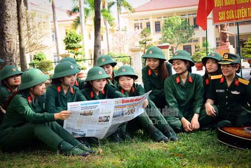Tranh thủ đọc báo để cập nhật thông tin, kiến thức. Ảnh: QĐND.