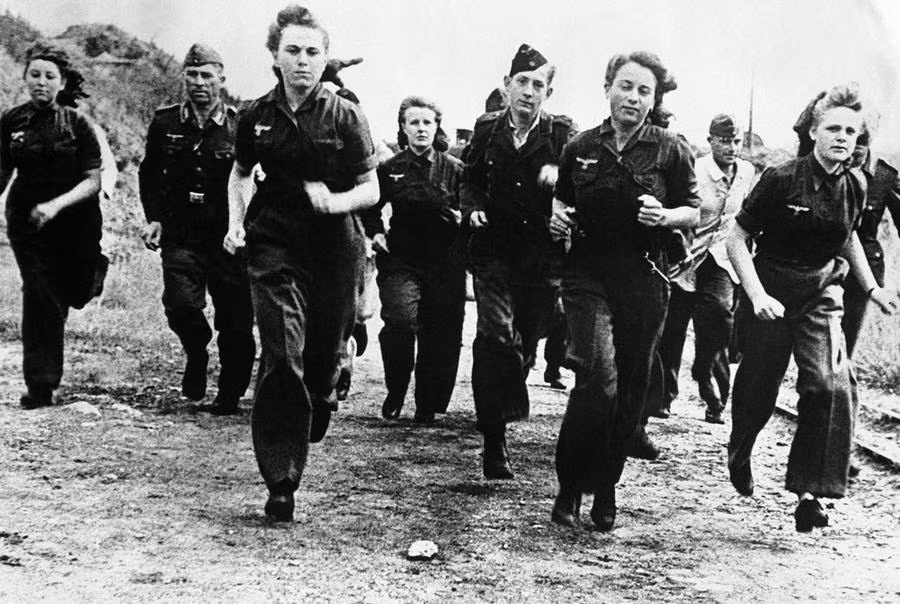 Những nữ phi công lái máy bay chiến đấu trong lực lượng Luftwaffe của Đức trong một doanh trại huấn luyện của Không quân Đức, ảnh chụp ngày 7/12/1944. Ảnh: Theatlantic.