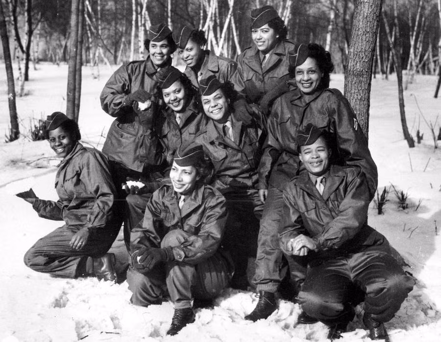 Các nữ quân nhân trong Quân đoàn Nữ giới (Women's Army Corps) của Mỹ ở trại huấn luyện Embarkation, ảnh chụp ngày 2/2/1945. Ảnh: Theatlantic.