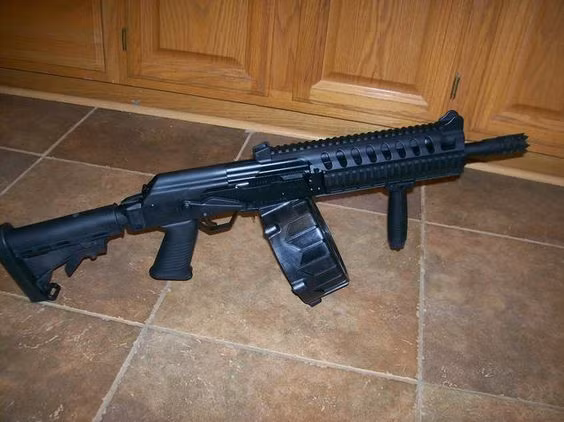 Súng Saiga-12 có khối lượng 3,6 kg (chưa có đạn), chiều dài 1145 mm, sử dụng cỡ đạn 580 mm (Saiga-12, Saiga-12S) và 430 mm (Saiga-12K, Saiga-12S) kèm theo hộp đạn rời từ 2 đến 30 viên tùy loại. Nguồn ảnh: Pinterest.