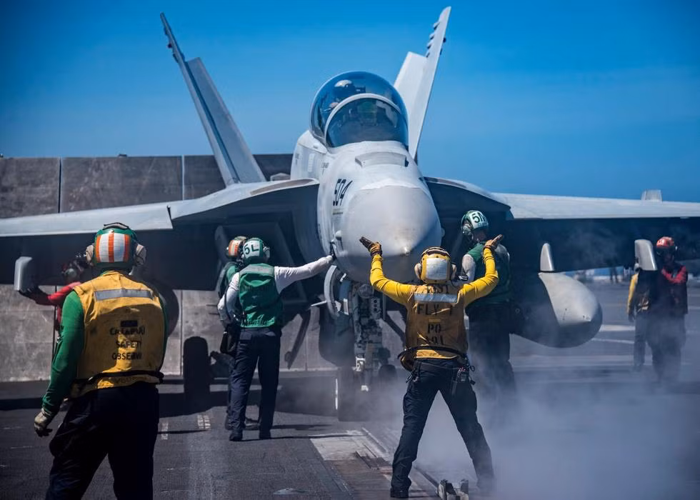 Tàu sân bay USS Carl Vinson có sức chứa tổng cộng tới 90 máy bay phản lực và trực thăng, với số lượng máy bay lớn như vậy, đường băng trên chiếc tàu sân bay này phải gồng mình hoạt động hết công suất để phục vụ các hoạt động huấn luyện cường độ cao trong thời gian gần đây. Nguồn ảnh: QQ.