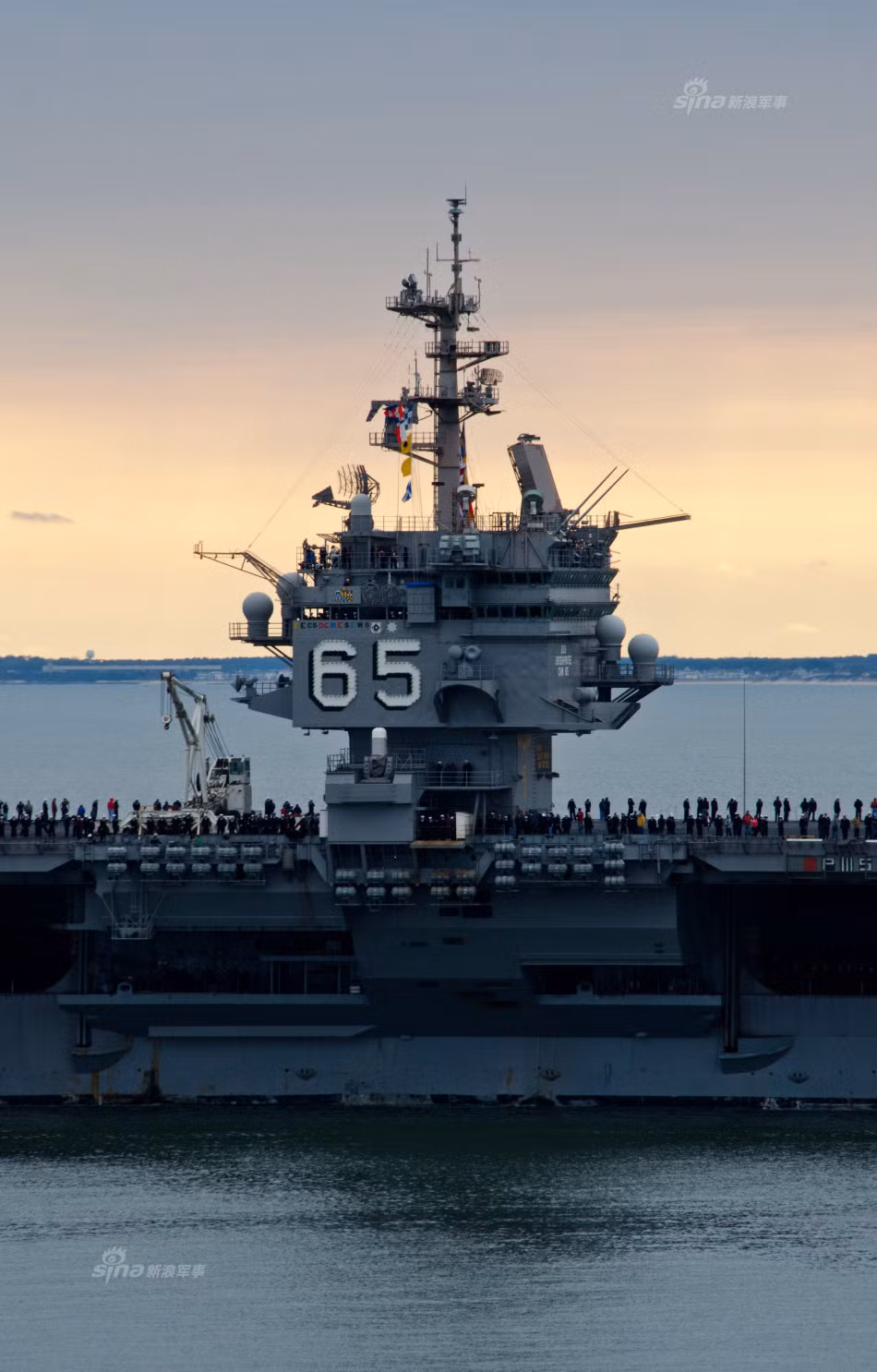 Tổng cộng đã có 915 kỹ sư tham gia vào quá trình thiết kế và đóng tàu USS Enterprise, trong đó có không ít các kỹ sư đầu ngành hạt nhân thời bấy giờ, họ đã vẽ tổng cộng 16.100 bản vẽ và 2.400 bản thiết kế, con tàu có khoảng 1000 km dây cáp điện, 60 km ống thông gió và 4 máy phóng máy bay phản lực hoạt động bằng hơi nước. Tính từ hôm 3/2 vừa rồi, chiếc USS Enterprise (CVN-65) chính thức về hưu và vị trí của nó được thay thế bởi chiếc USS Gerald R. Ford (CVN-80). Nguồn ảnh: Sina.
