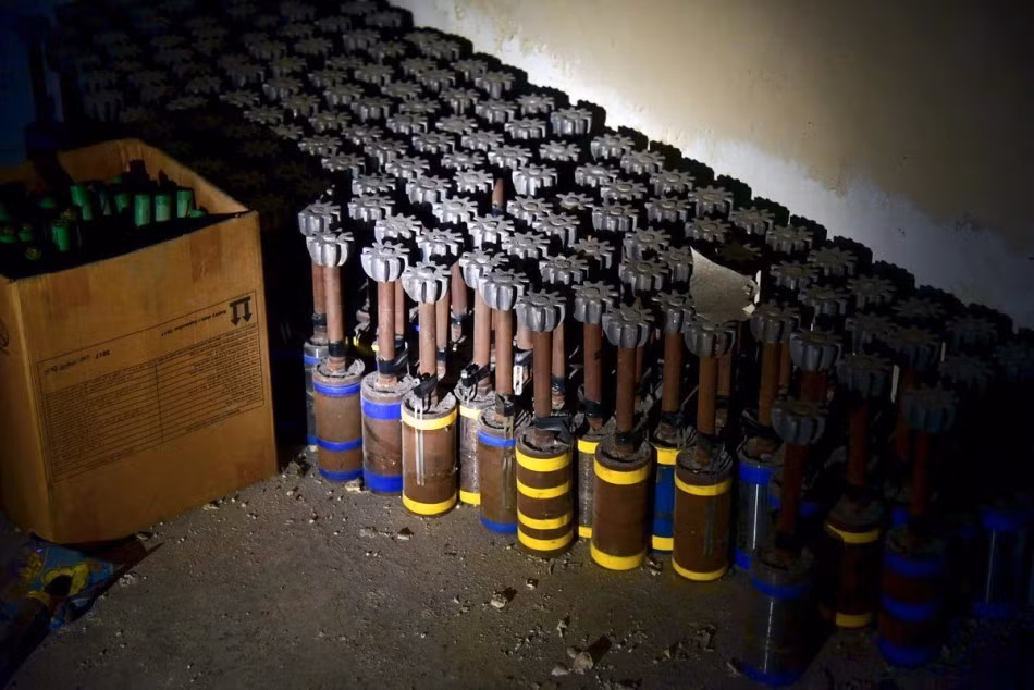 Một kho đạn tự chế của phiến quân Syria khi được tìm thấy. Những kho đạn này thường được ngụy trang giữa những khu nhà san sát nhau trong thành phố, nếu không phát hiện ra sớm chúng có thể sẽ gây nguy hại rất lớn cho sau này. Ảnh: Sina.