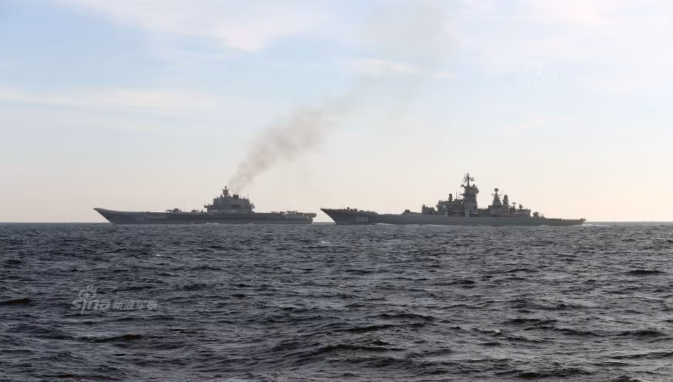 Tuần Dương Hạm Pyotr Velikiy hộ tống Đô đốc Kuznetsov qua vùng biển Anh. Nguồn ảnh: Sina.