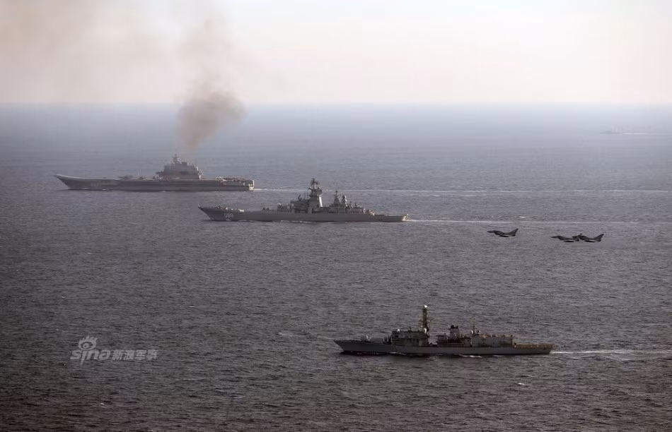 Toàn cảnh eo biển Anh với Tàu sân bay Kuznetsov (xa nhất), Tuần Dương Hạm Pyotr Velikiy (giữa) và chiếc HMS St Albans của Hải quân Anh (gần nhất). Ngoài ra còn có các máy bay Typhoon của Không quân Anh tham gia quá trình hộ tống trên không. Nguồn ảnh: Sina.